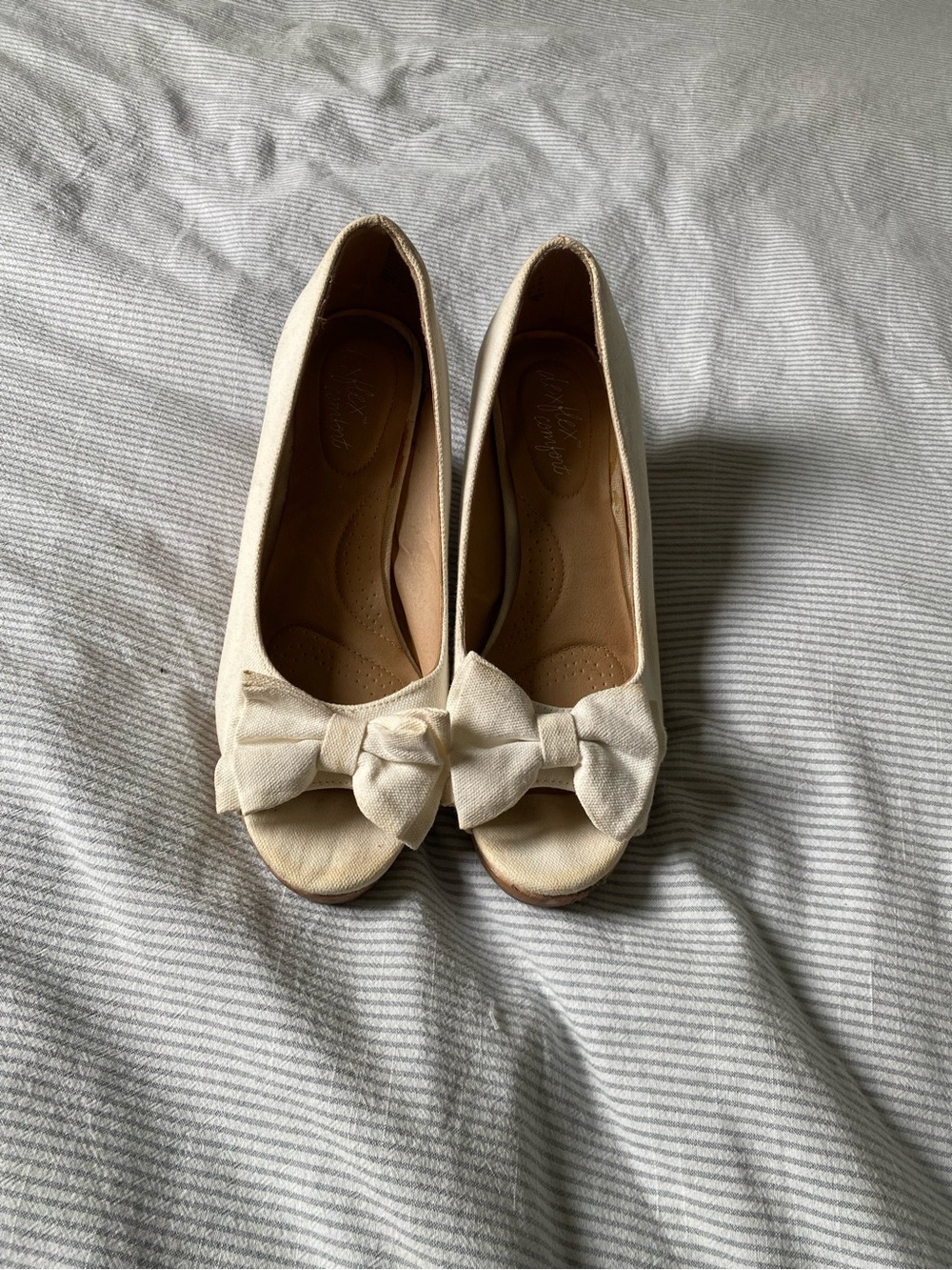 Cute Little Wedges With a Bow